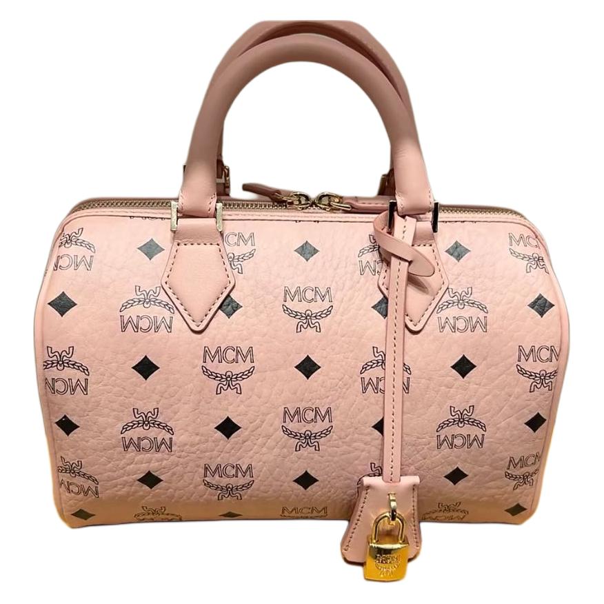 MCM Сумка Бостон из ткани с переплетёнными буквами Визетос
MCM Сумка Бостон из ткани с переплетёнными буквами Визетос