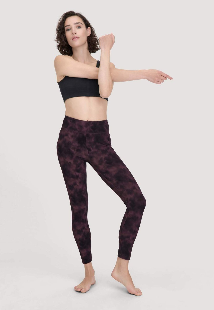 Брюки Hessnatur Leggings, Schwarzbeere/Black
Брюки Hessnatur Leggings, Schwarzbeere/Black