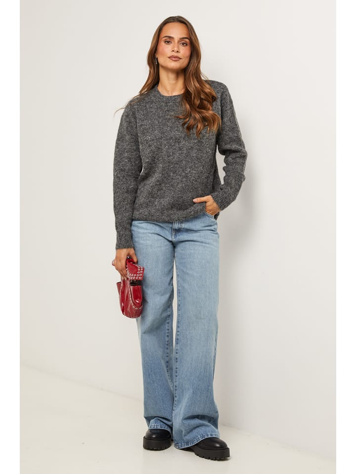 Soft Cashmere Свитер антрацитового цвета
Soft Cashmere Свитер антрацитового цвета
