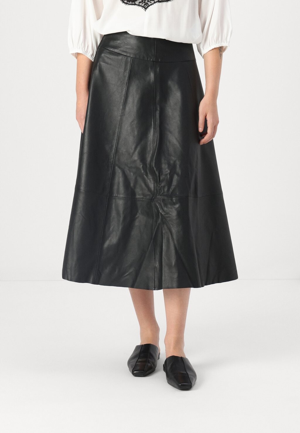 Кожаная юбка VIROLEY MIDI SKIRT VILA, черный
Кожаная юбка VIROLEY MIDI SKIRT VILA, черный