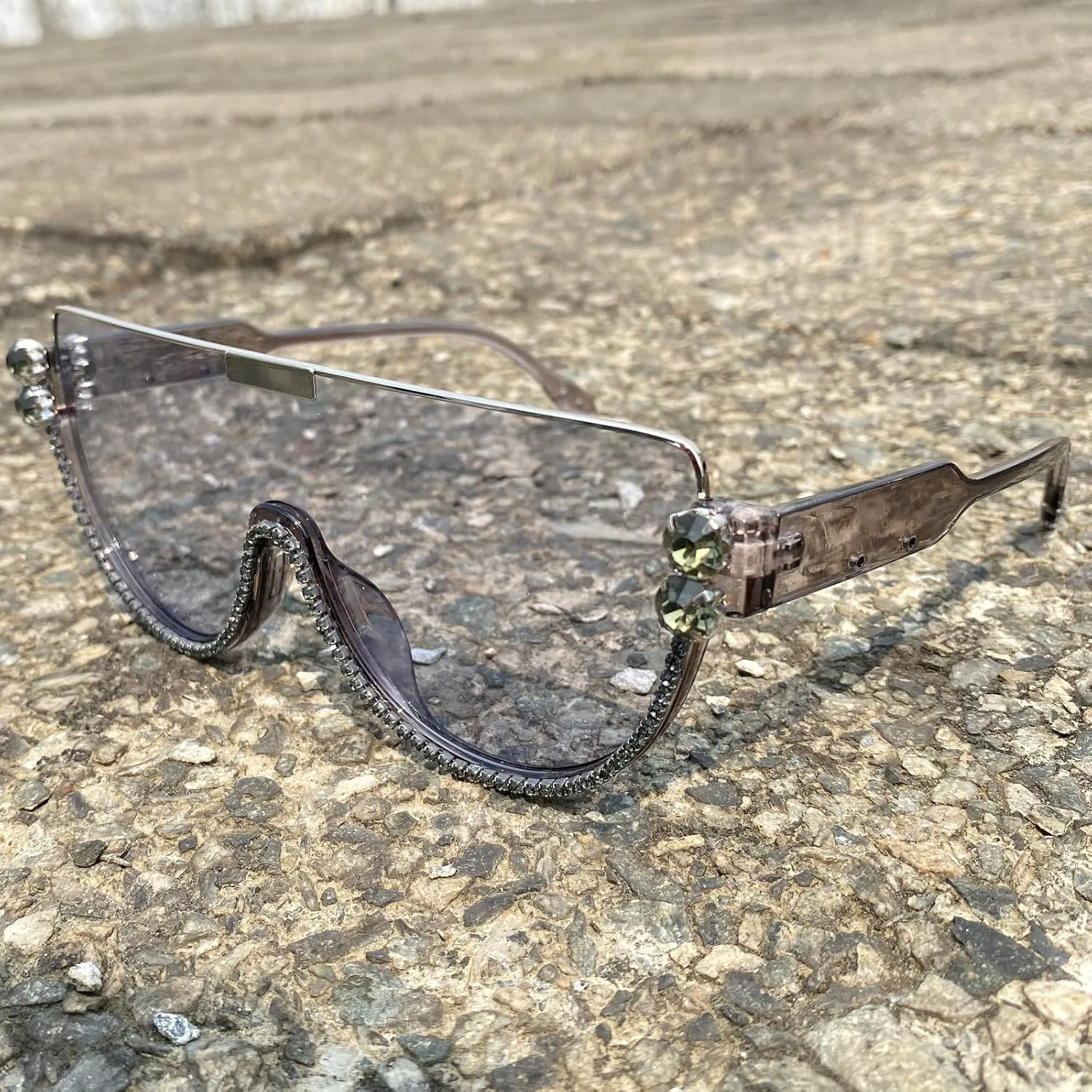 Роскошные дизайнерские солнцезащитные очки в полуободковой оправе с крупными стразами для женщин и мужчин. Модные солнцезащитные очки в цельной оправе mincl, Gray
Роскошные дизайнерские солнцезащитные очки в полуободковой оправе с крупными стразами для женщин и мужчин. Модные солнцезащитные очки в цельной оправе mincl, Gray