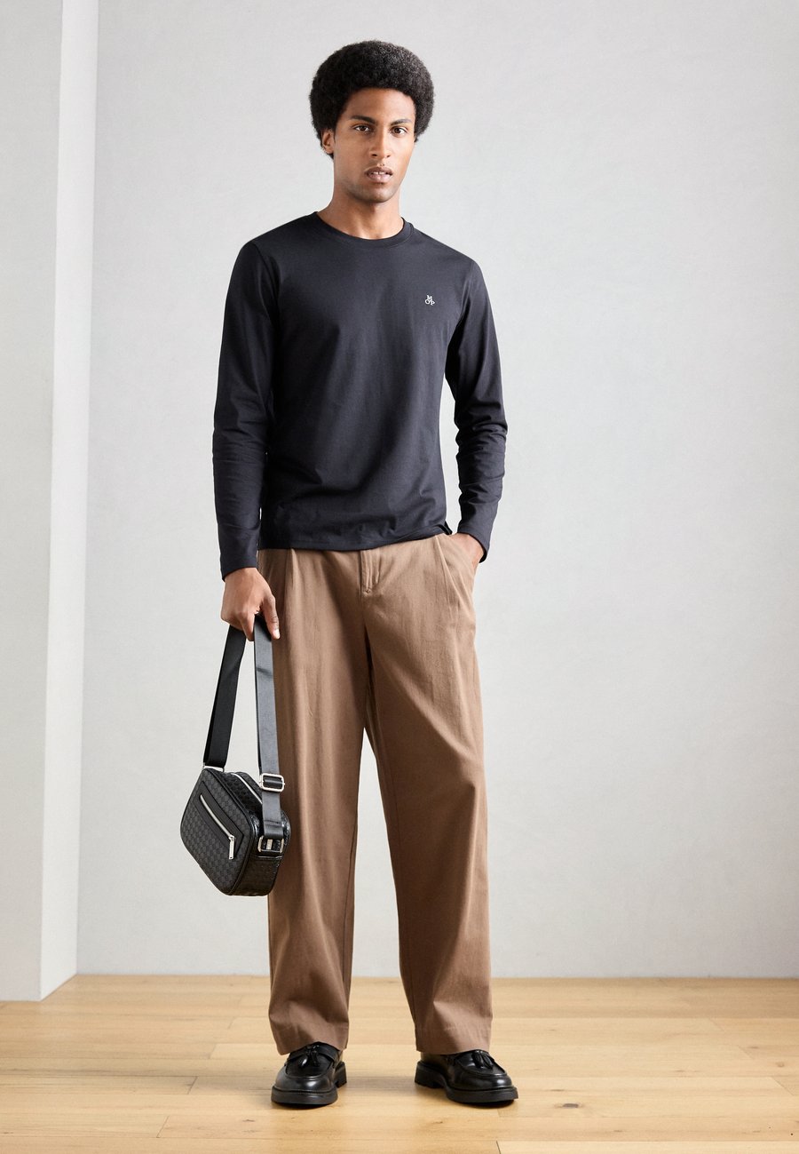 Топ Marc O'Polo LONG SLEEVE CREW NECK ON CHEST 2 PACK, Bordeaux/Black/Black
Топ Marc O'Polo LONG SLEEVE CREW NECK ON CHEST 2 PACK, Bordeaux/Black/Black