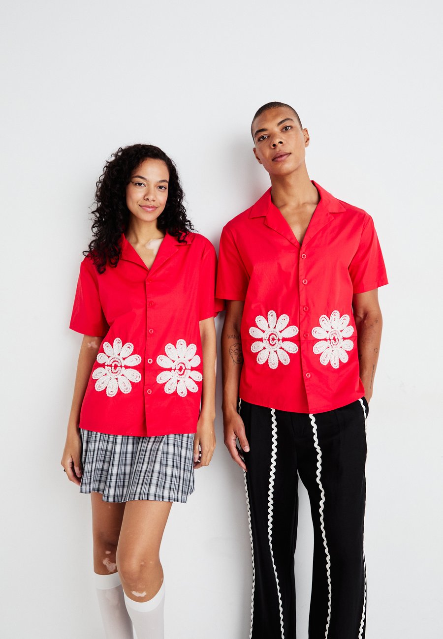 Блуза Sister Jane ROSARIO TRIMMED POCKETS UNISEX, Red
Блуза Sister Jane ROSARIO TRIMMED POCKETS UNISEX, Red