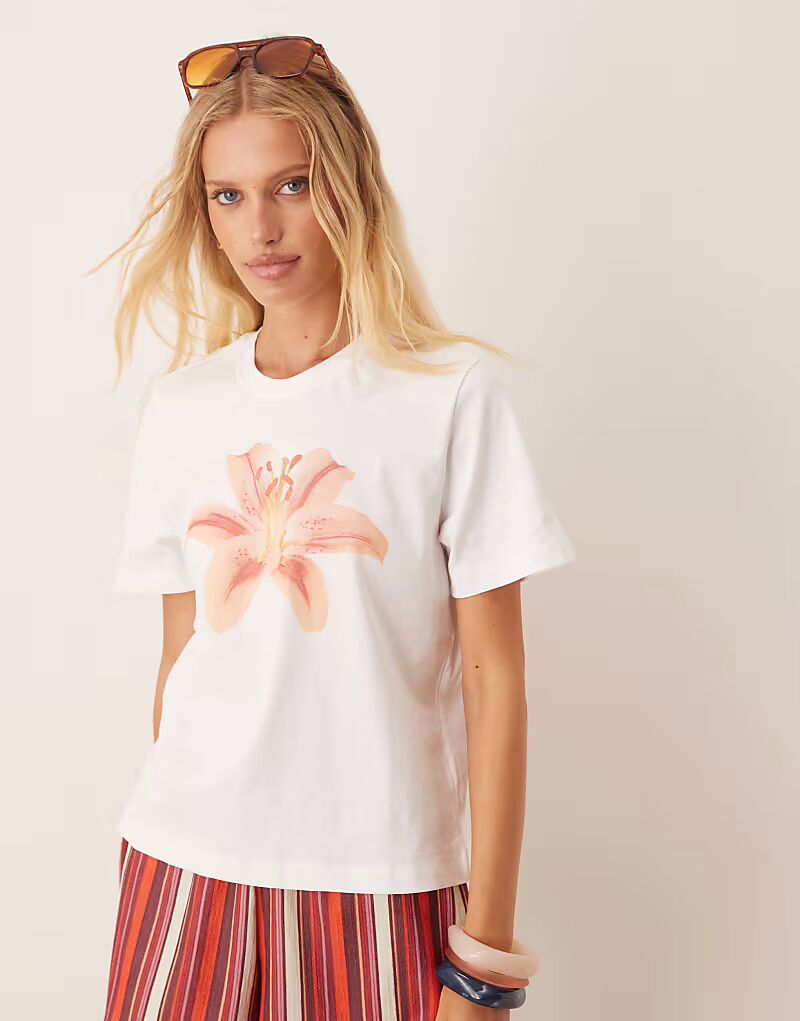 Футболка с графическим принтом «Манго-лилия» белого цвета Mango
Футболка с графическим принтом «Манго-лилия» белого цвета Mango