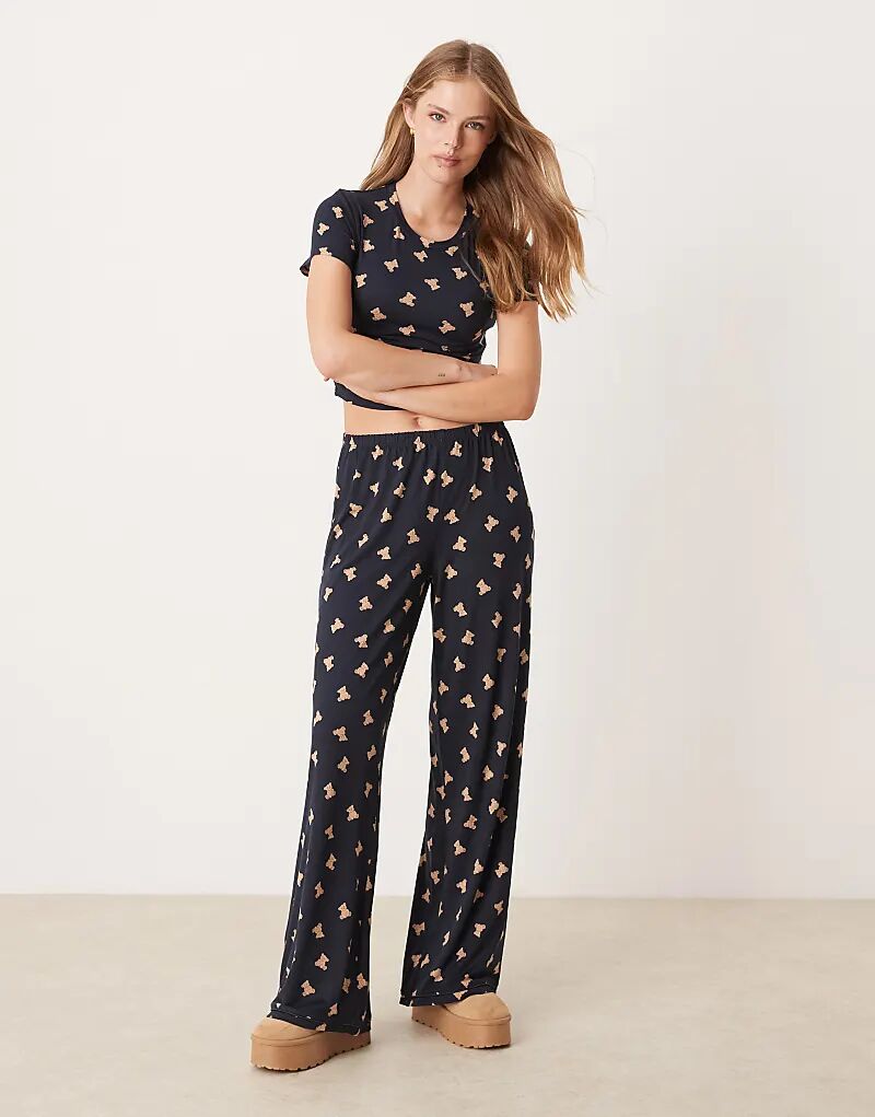 Пижамный комплект из футболки и брюк из полиэстера с принтом в виде плюшевого мишки темно-синего цвета Urban Threads
Пижамный комплект из футболки и брюк из полиэстера с принтом в виде плюшевого мишки темно-синего цвета Urban Threads