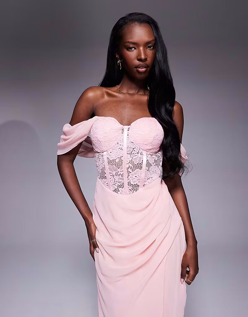 Платье макси Goddiva из фестончатого кружева и шифона с крылышками и корсетом в розовом цвете
Платье макси Goddiva из фестончатого кружева и шифона с крылышками и корсетом в розовом цвете