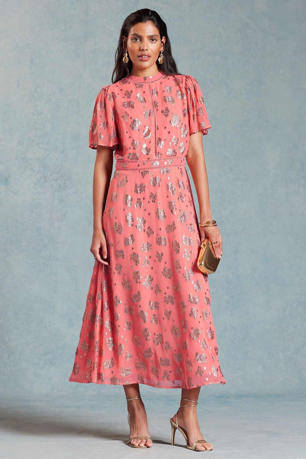 Платье миди металлик с расклешенными рукавами и принтом Love & Roses, розовый
Платье миди металлик с расклешенными рукавами и принтом Love & Roses, розовый