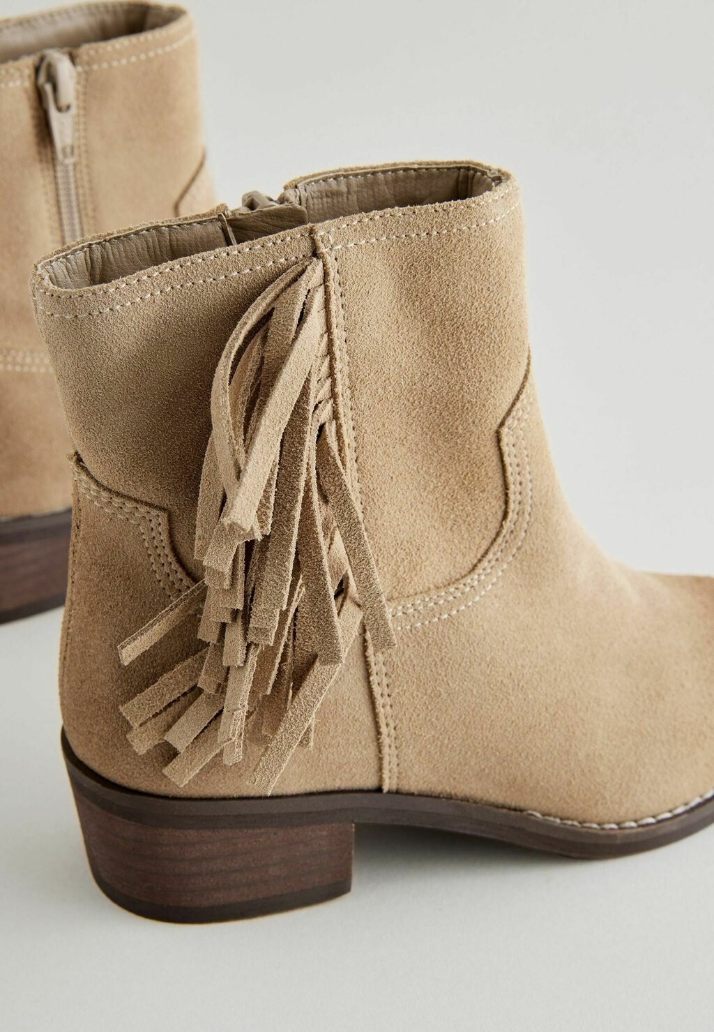 Ковбойские/байкерские ботинки по щиколотку FRINGE Next, бежевый
Ковбойские/байкерские ботинки по щиколотку FRINGE Next, бежевый