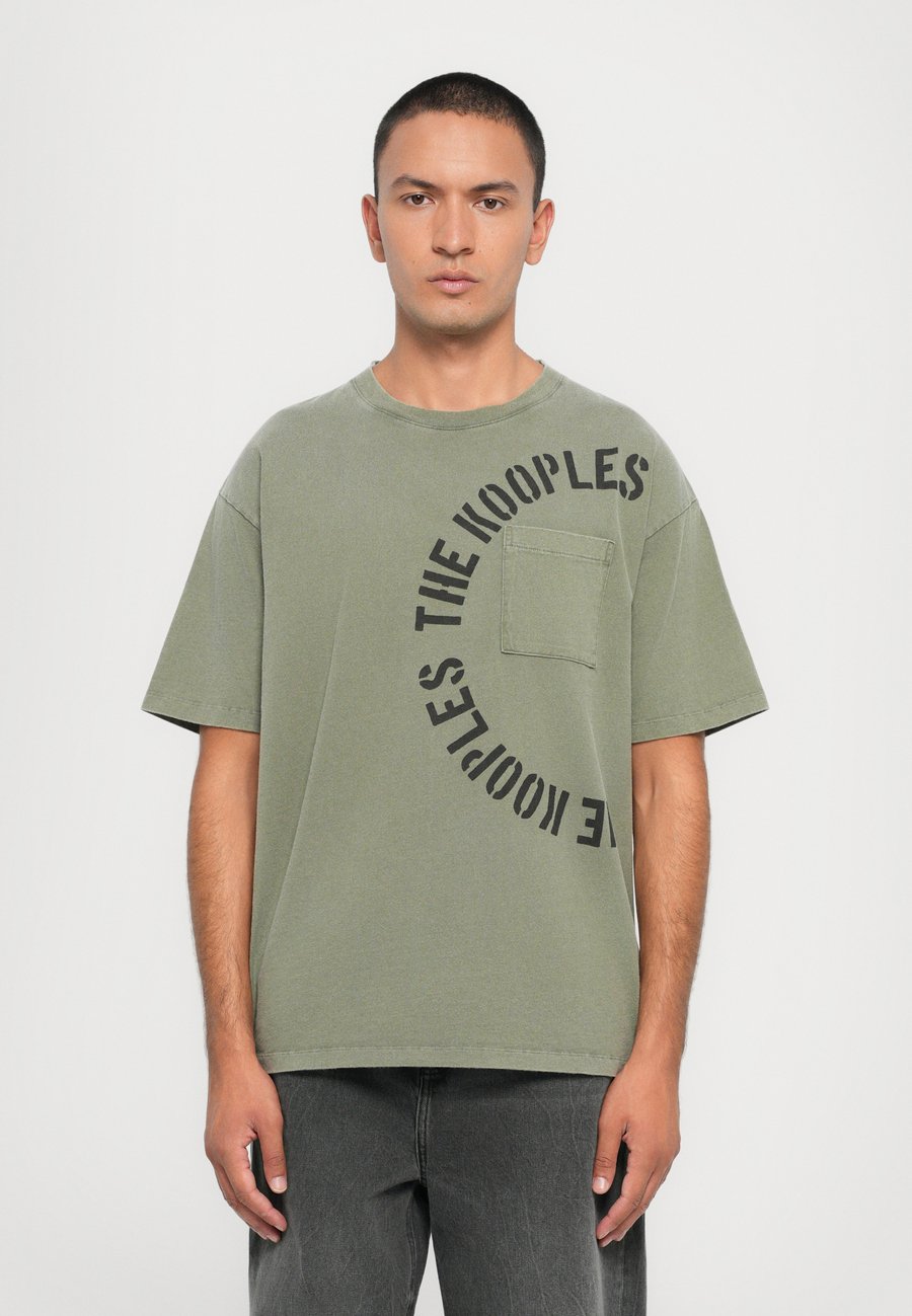 Футболка The Kooples Print T-shirt, Kaki/Khaki, Хаки, Футболка The Kooples Print T-shirt, Kaki/Khaki
Футболка The Kooples Print T-shirt, Kaki/Khaki, Хаки, Футболка The Kooples Print T-shirt, Kaki/Khaki