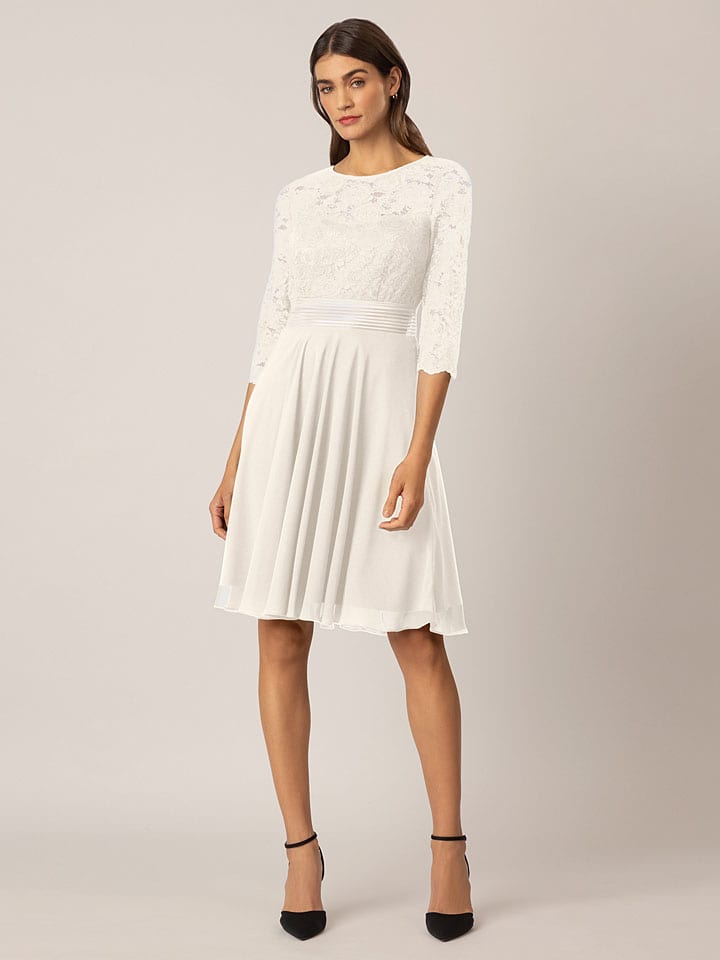 Платье в белом APART
Платье в белом APART