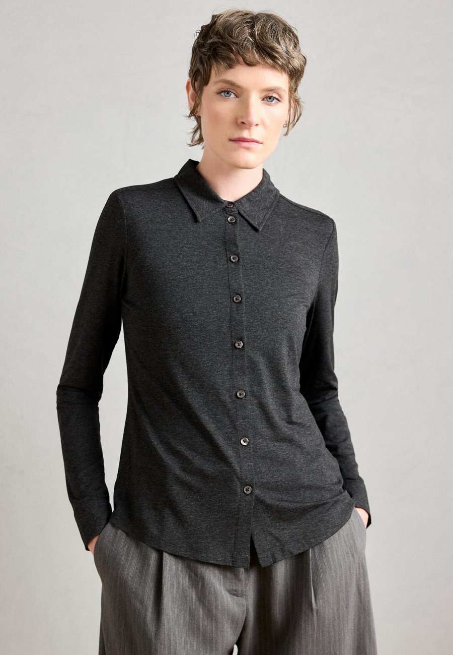 Блуза Marc O'Polo BLOUSE LONG SLEEVE COLLAR BUTTON PLACKET, Night Grey Melange/Dark Grey
Блуза Marc O'Polo BLOUSE LONG SLEEVE COLLAR BUTTON PLACKET, Night Grey Melange/Dark Grey