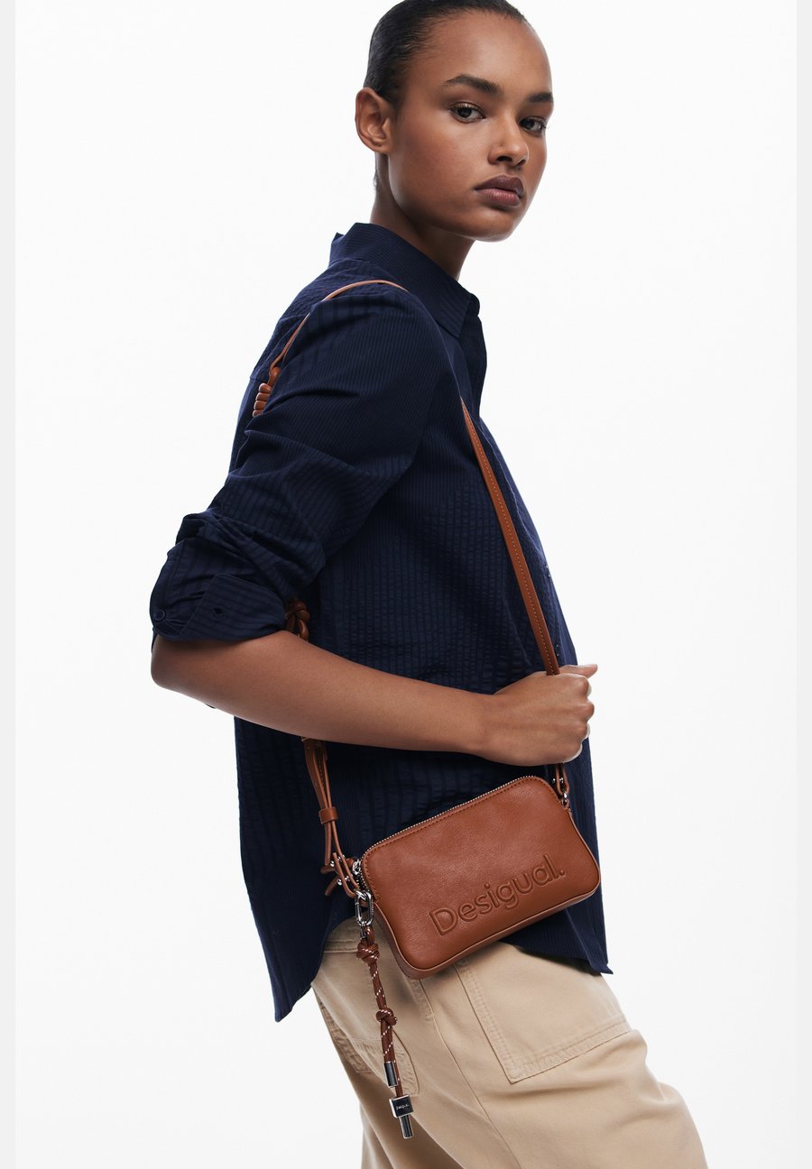 Сумка кросс-боди Desigual Cross body bag, Brown
Сумка кросс-боди Desigual Cross body bag, Brown