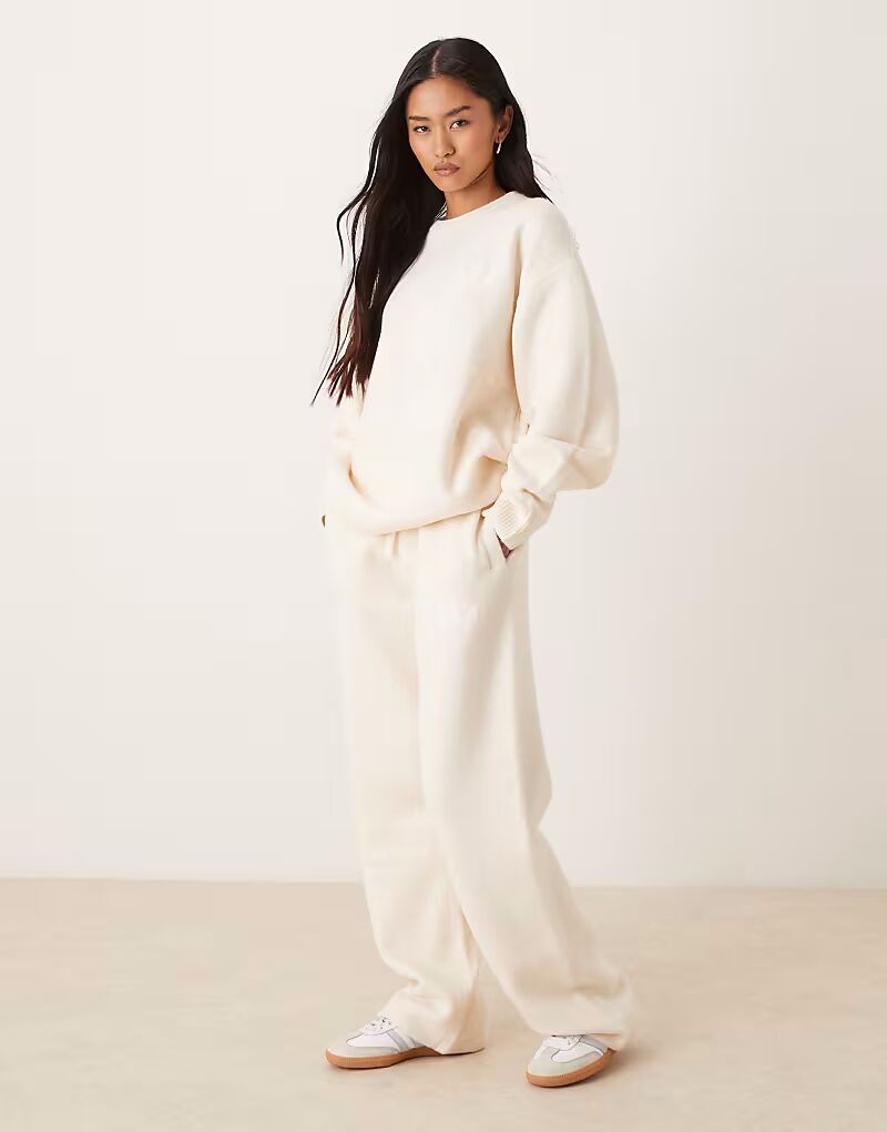 Трикотажные спортивные брюки широкого кроя кремового цвета Adidas Originals
Трикотажные спортивные брюки широкого кроя кремового цвета Adidas Originals