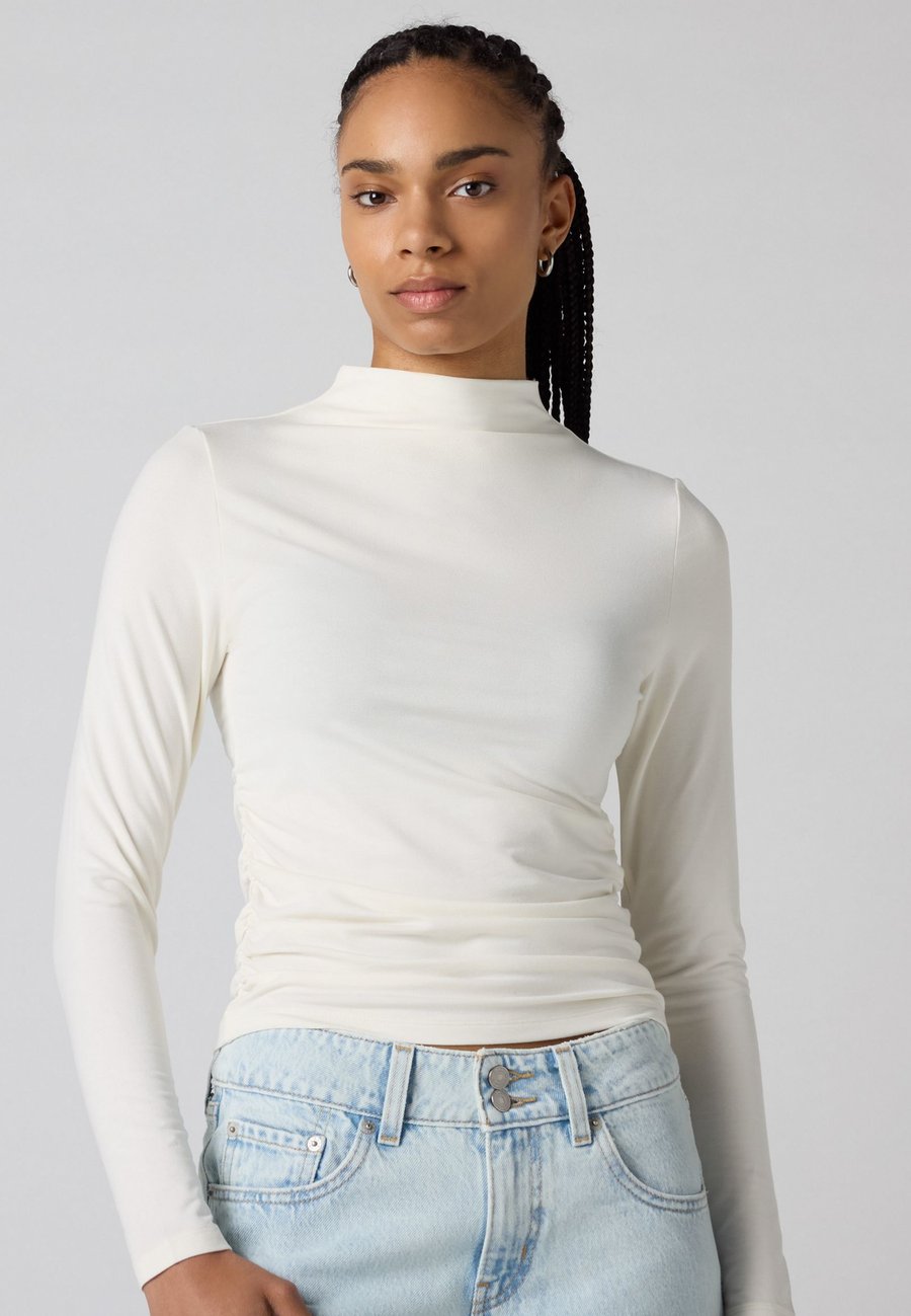 Топ Levi's NINA, Egret/Off-White
Топ Levi's NINA, Egret/Off-White