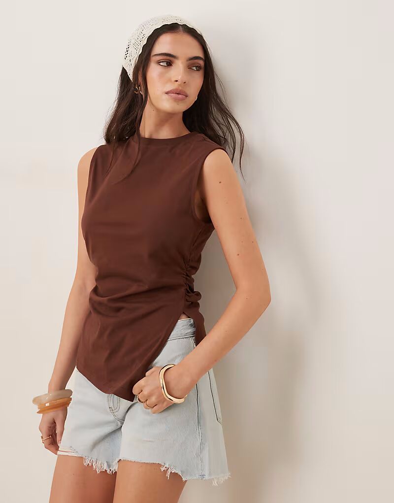 Топ с асимметричным подолом коричневого цвета Asos Design
Топ с асимметричным подолом коричневого цвета Asos Design