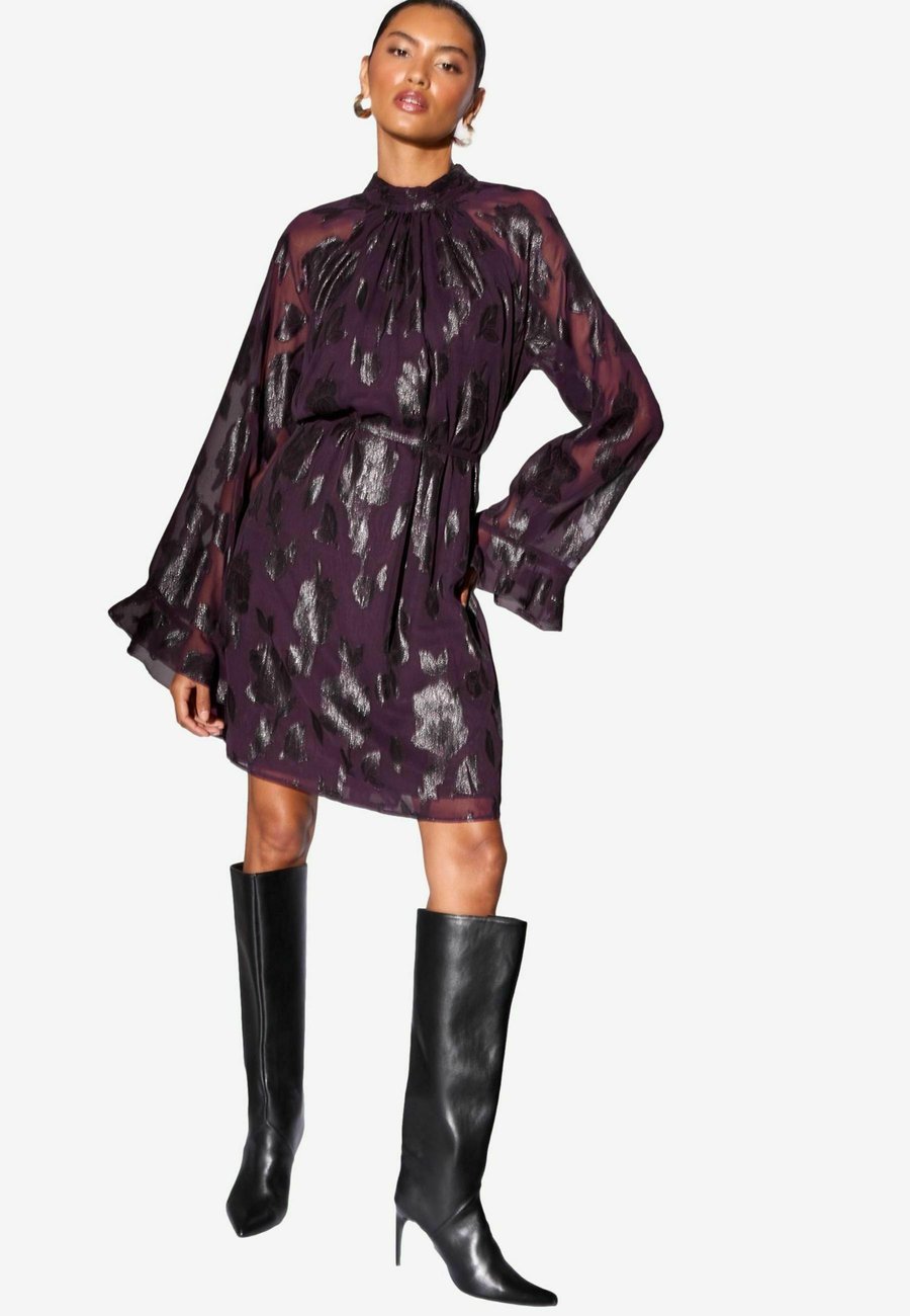 Платье Lipsy PETITE FIT FLORAL PRINT MINI, Plum Metallic/Purple
Платье Lipsy PETITE FIT FLORAL PRINT MINI, Plum Metallic/Purple