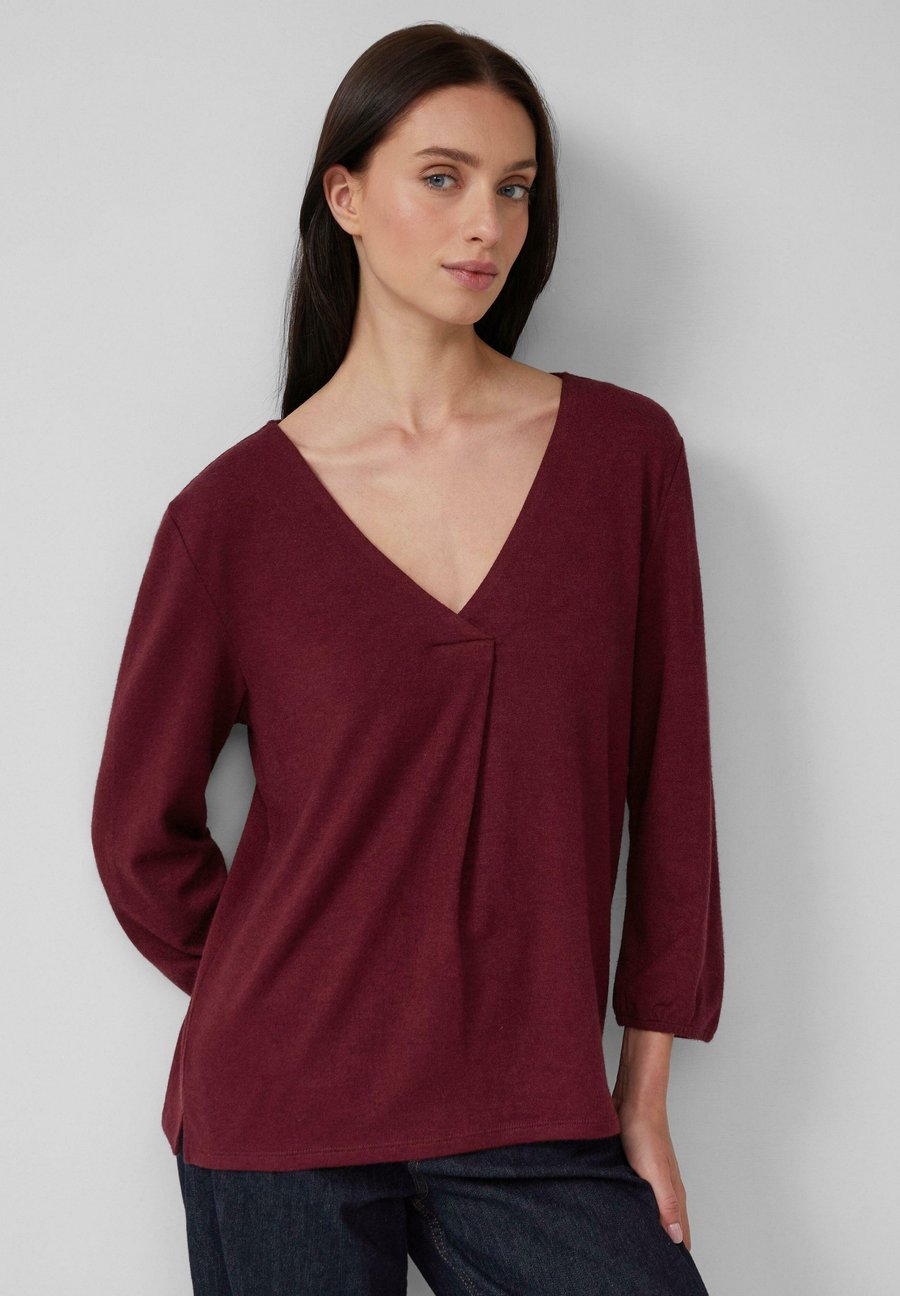 Топ s.Oliver MIT V-AUSSCHNITT UND ELASTISCHEN BÜNDCHEN, Bordeaux
Топ s.Oliver MIT V-AUSSCHNITT UND ELASTISCHEN BÜNDCHEN, Bordeaux