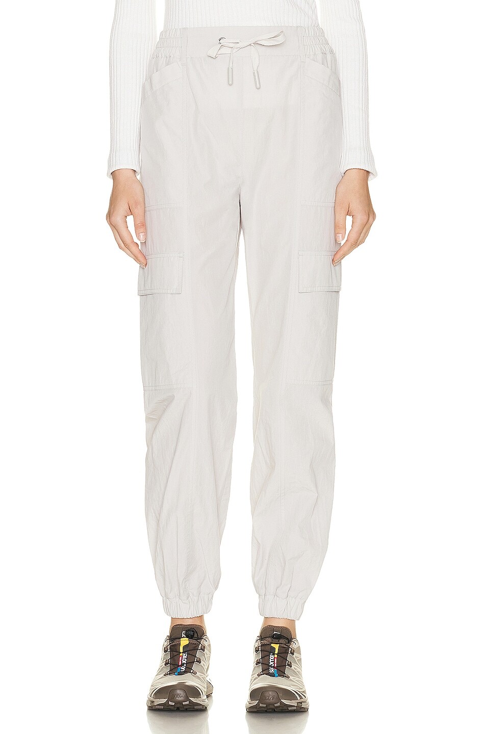 Брюки Moncler Cargo Trouser, серый
Брюки Moncler Cargo Trouser, серый