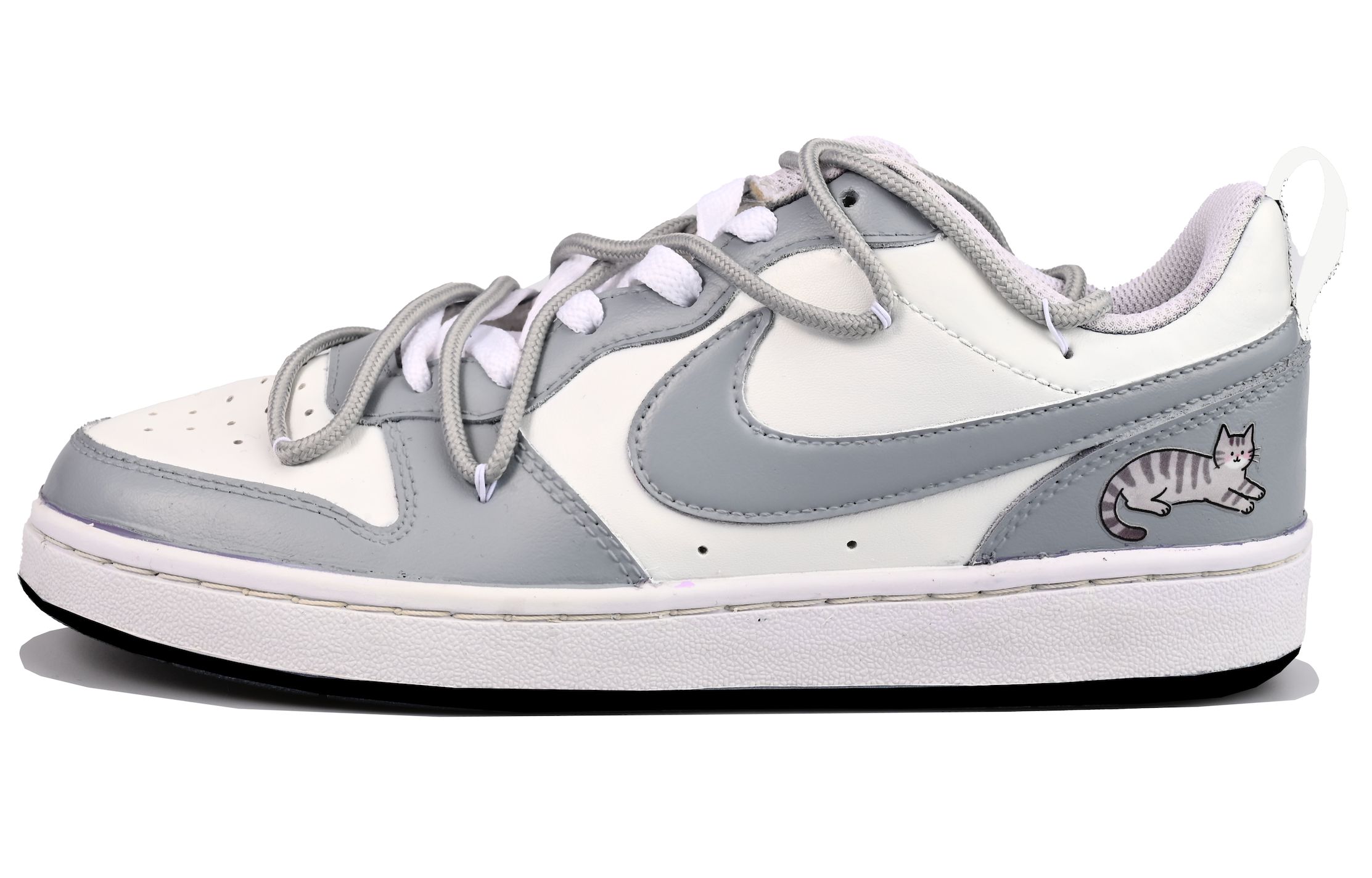 Nike Court Borough Cute Kitten Vlad Winter, детские скейтерские кеды на низкой подошве из искусственной кожи, серо-белые
Nike Court Borough Cute Kitten Vlad Winter, детские скейтерские кеды на низкой подошве из искусственной кожи, серо-белые