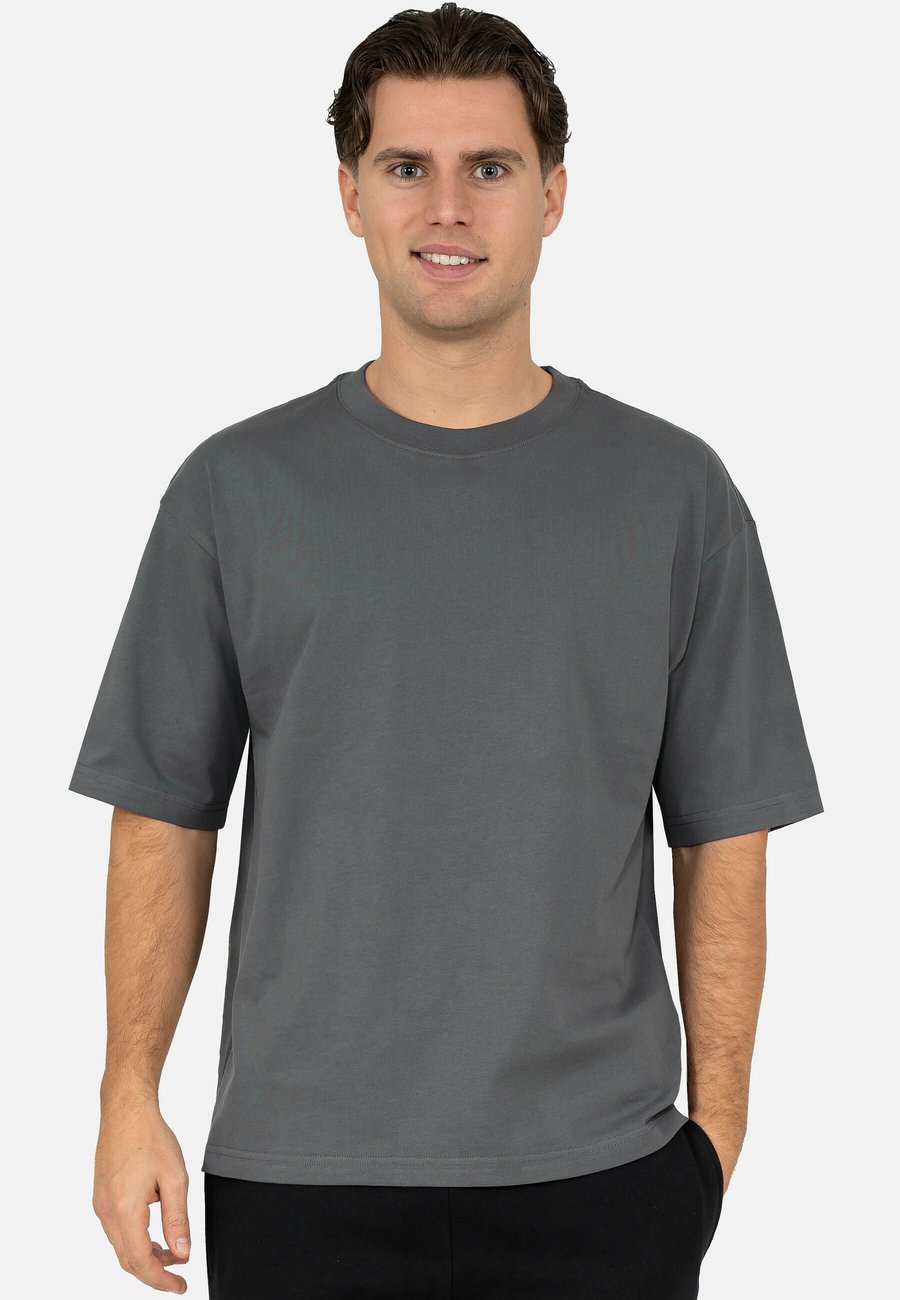 Футболка Reichstadt Basic T-shirt, Dark Grey, Серый, Футболка Reichstadt Basic T-shirt, Dark Grey
Футболка Reichstadt Basic T-shirt, Dark Grey, Серый, Футболка Reichstadt Basic T-shirt, Dark Grey