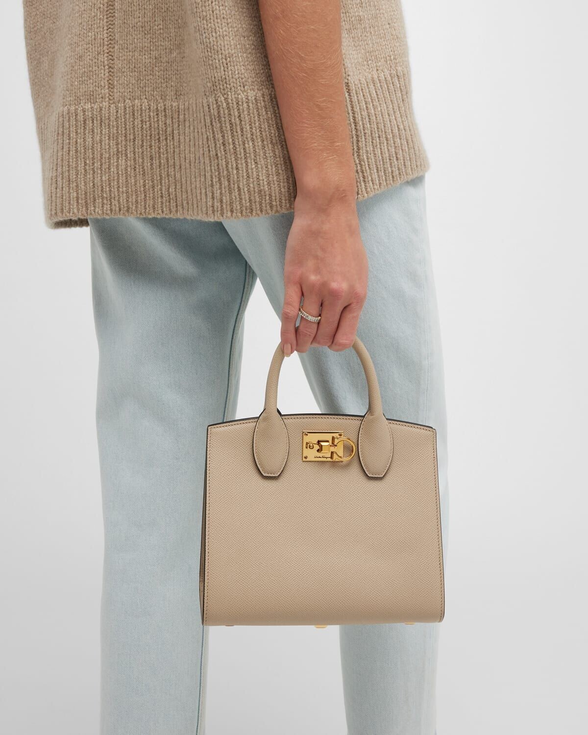 Миниатюрная кожаная сумка Studio Box с ручкой сверху Ferragamo, цвет Daino
Миниатюрная кожаная сумка Studio Box с ручкой сверху Ferragamo, цвет Daino