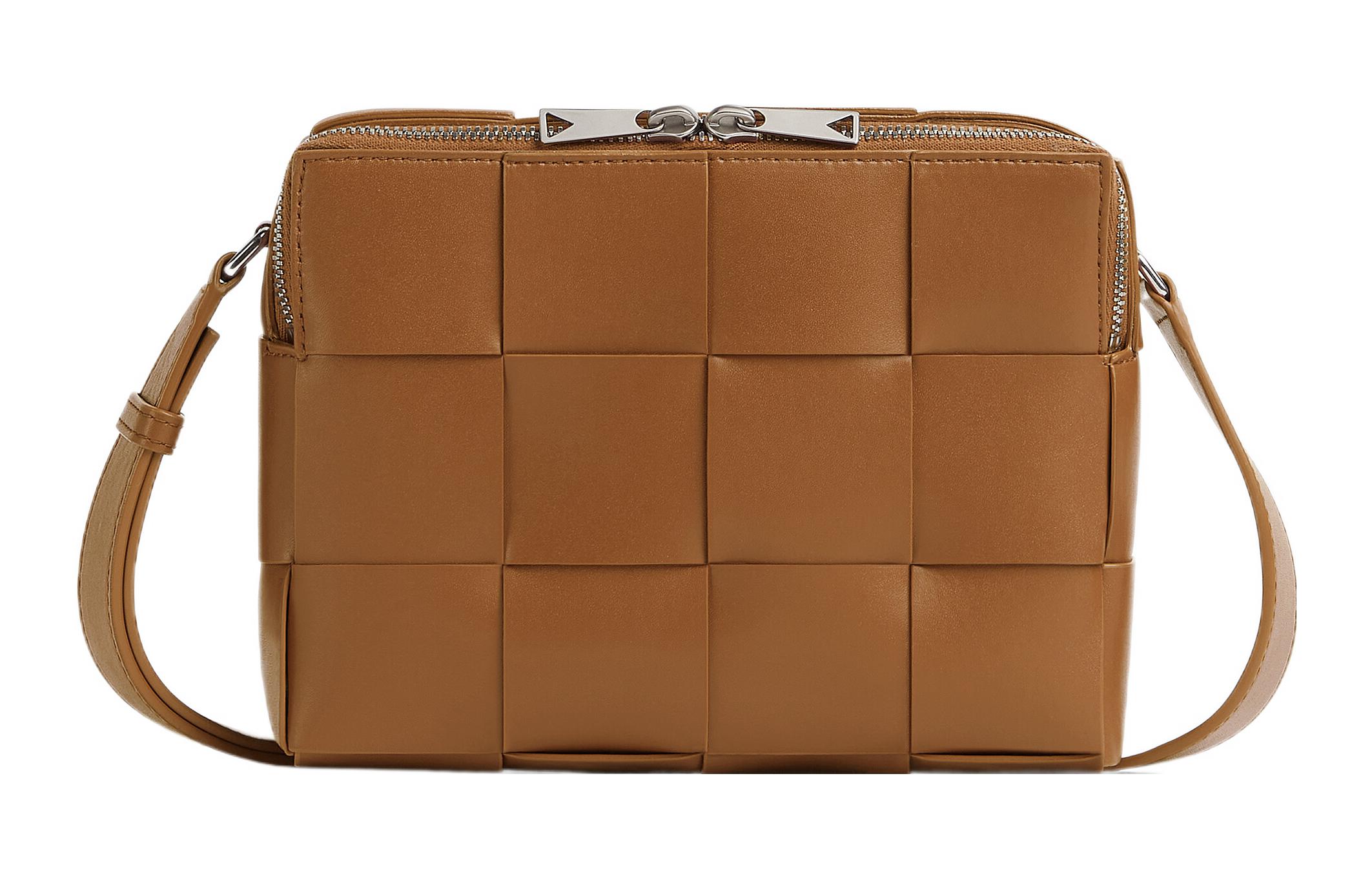 Bottega Veneta Сумка-мессенджер CASSETTE из телячьей кожи мужская коричневая
Bottega Veneta Сумка-мессенджер CASSETTE из телячьей кожи мужская коричневая