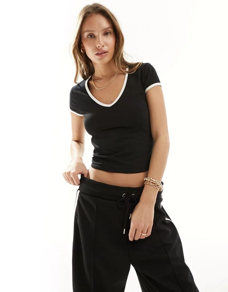 Черная футболка с V-образным вырезом и белой окантовкой Miss Selfridge
Черная футболка с V-образным вырезом и белой окантовкой Miss Selfridge