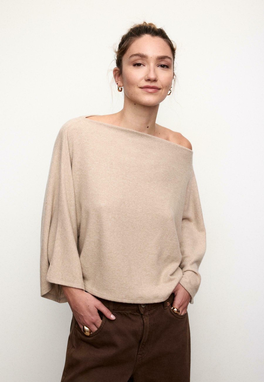 Топ Stradivarius BOAT NECK , Stone
Топ Stradivarius BOAT NECK , Stone