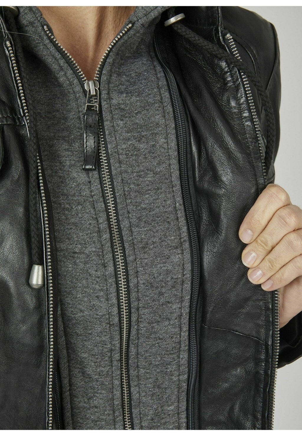 Короткое пальто SEBRESCO 7eleven, черный
Короткое пальто SEBRESCO 7eleven, черный