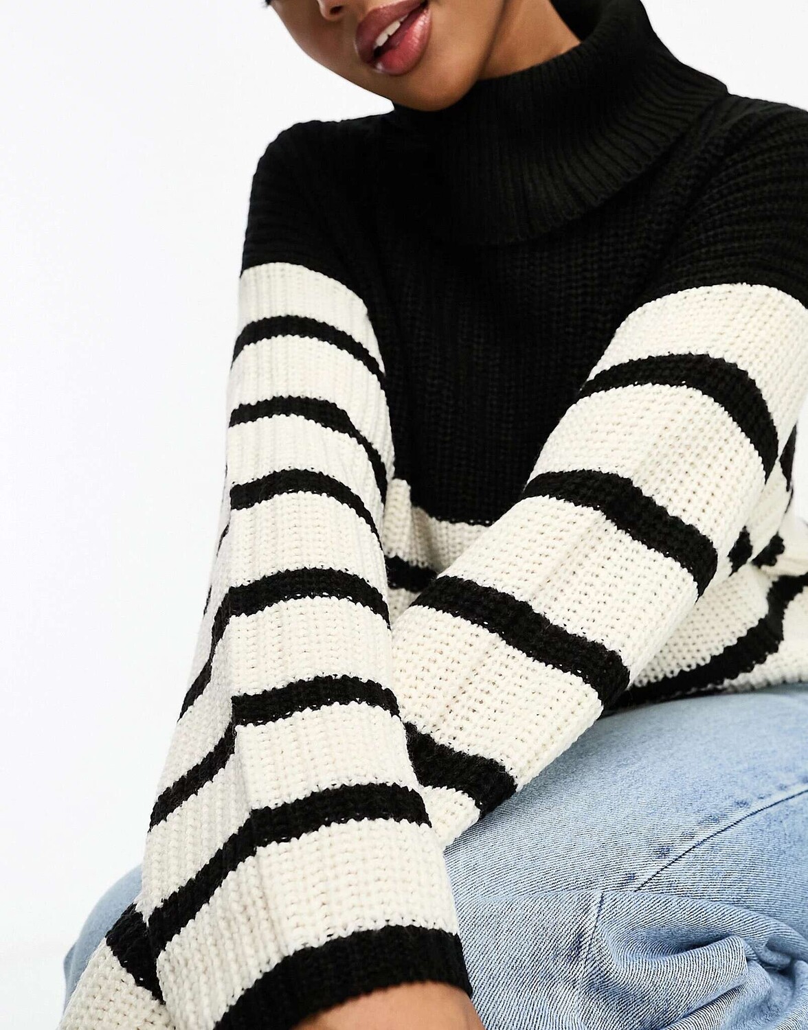 Джемпер с высоким воротником JDY в черно-белую полоску
Джемпер с высоким воротником JDY в черно-белую полоску