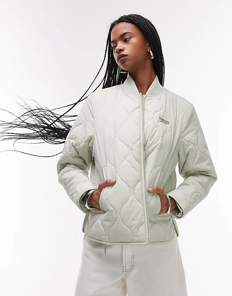 Стеганая куртка Tommy Jeans в цвете шалфея
Стеганая куртка Tommy Jeans в цвете шалфея