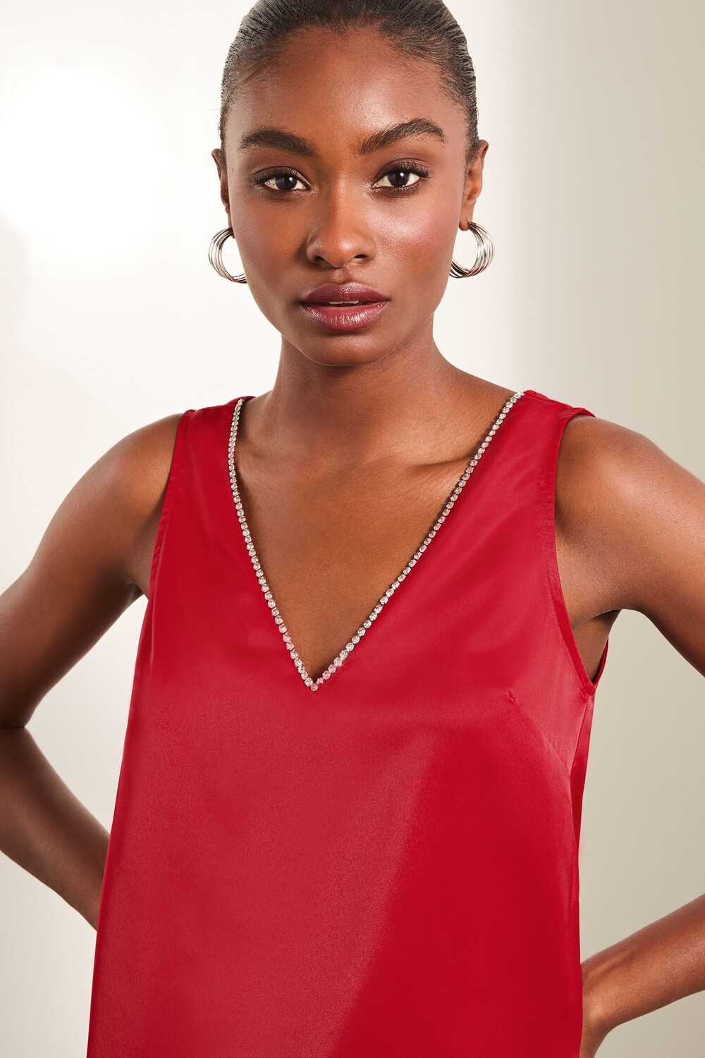 Жилет с V образным вырезом и атласной отделкой Lipsy, красный
Жилет с V образным вырезом и атласной отделкой Lipsy, красный