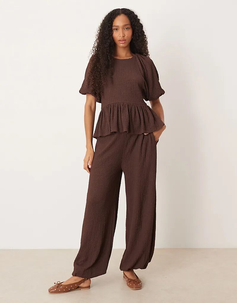 Брюки ASOS DESIGN с фактурой пузырьков шоколадного цвета
Брюки ASOS DESIGN с фактурой пузырьков шоколадного цвета