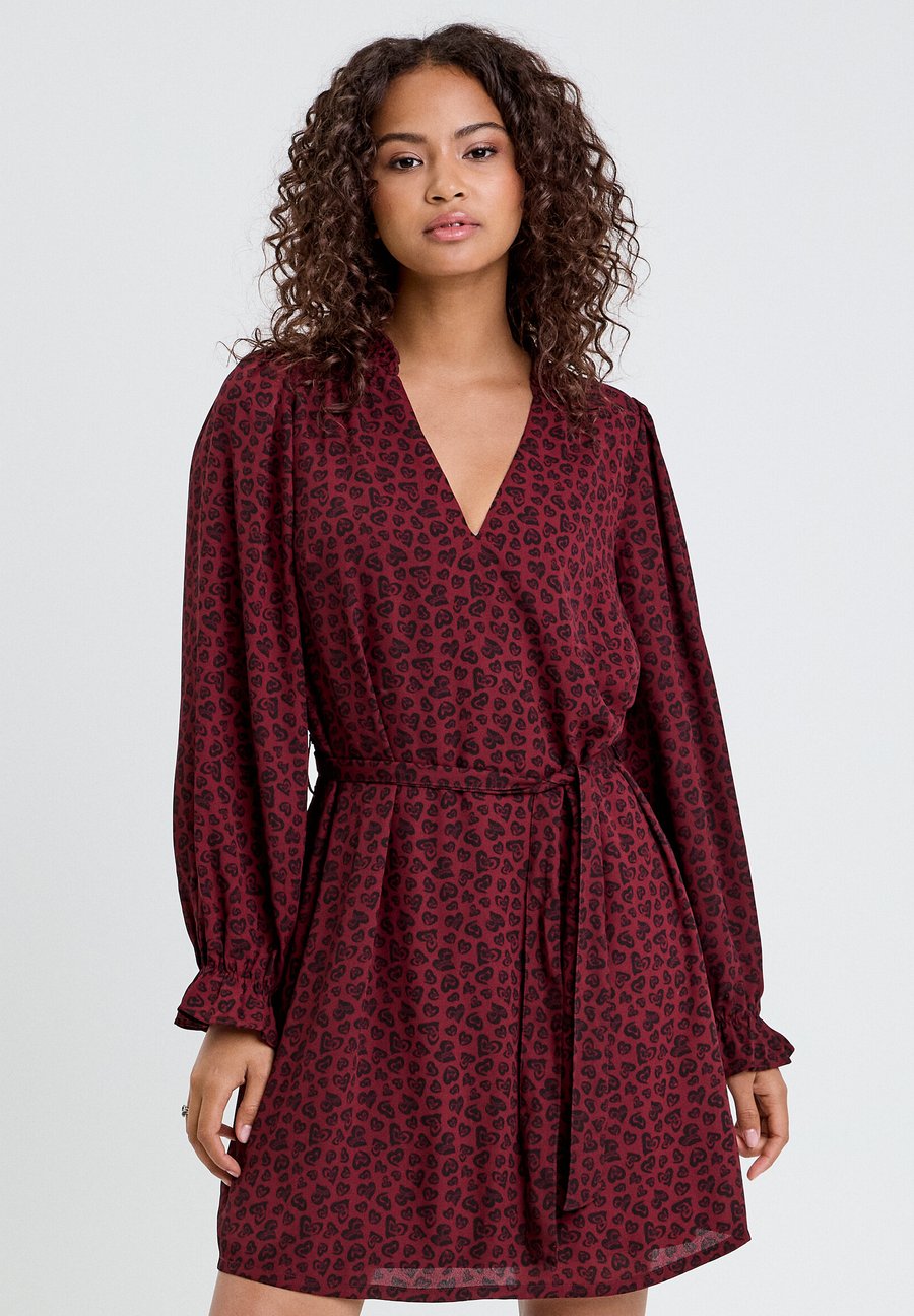 Платье Cache Cache MIT GÜRTEL, Rouge Foncé/Dark Red
Платье Cache Cache MIT GÜRTEL, Rouge Foncé/Dark Red