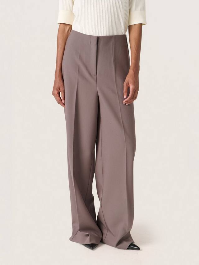 Широкие брюки с высокой талией от corinne Soaked In Luxury, цвет Dark Gull Grey
Широкие брюки с высокой талией от corinne Soaked In Luxury, цвет Dark Gull Grey