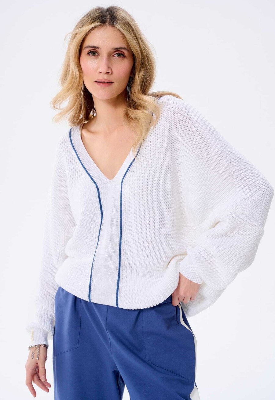 Джемпер blue shadow Jumper, White
Джемпер blue shadow Jumper, White