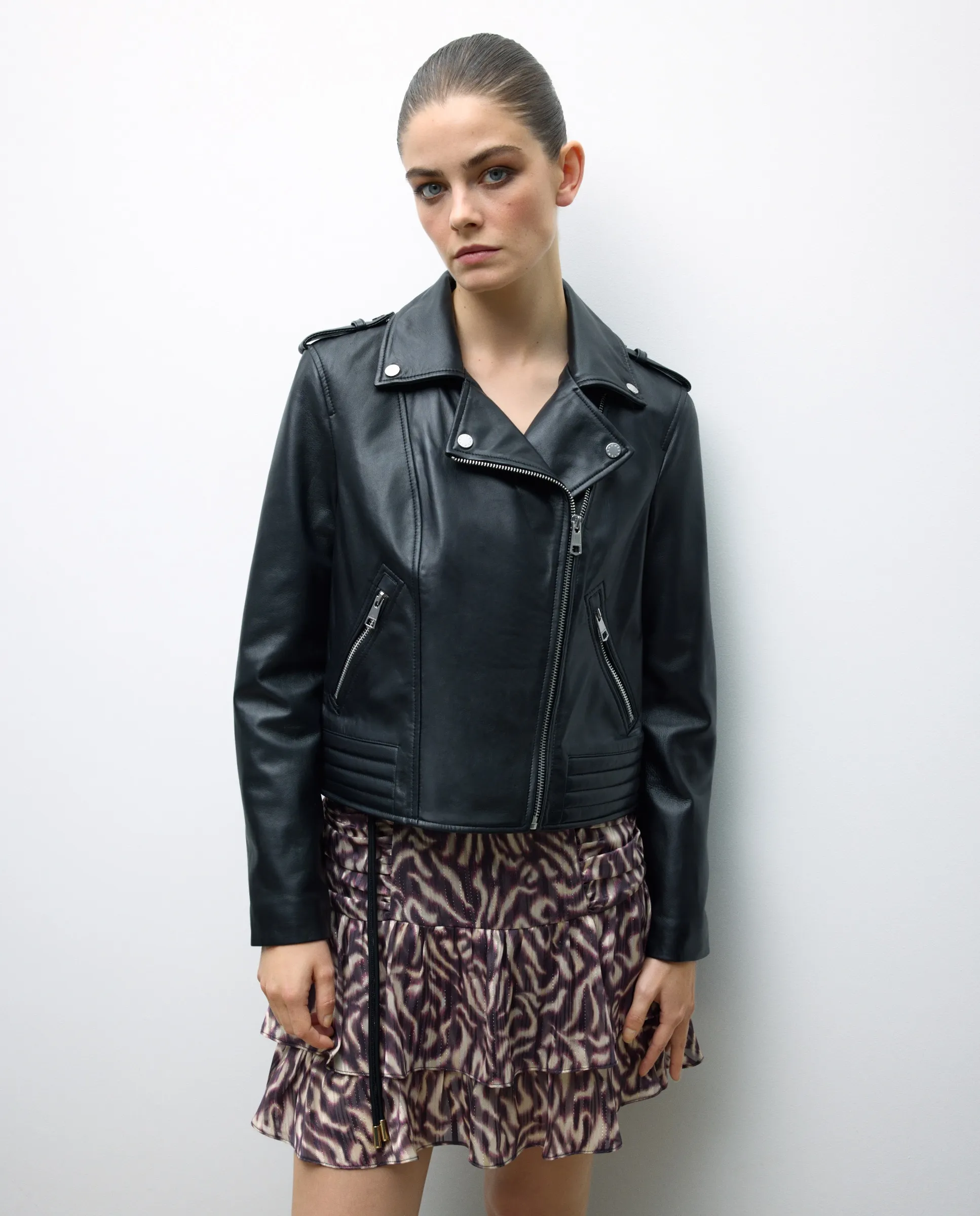 Женская кожаная куртка байкера с отложным воротником и отделкой строчкой по низу Tintoretto, черный
Женская кожаная куртка байкера с отложным воротником и отделкой строчкой по низу Tintoretto, черный