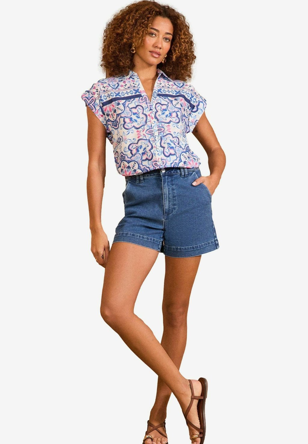 Блузка на пуговицах Love & Roses, синий
Блузка на пуговицах Love & Roses, синий