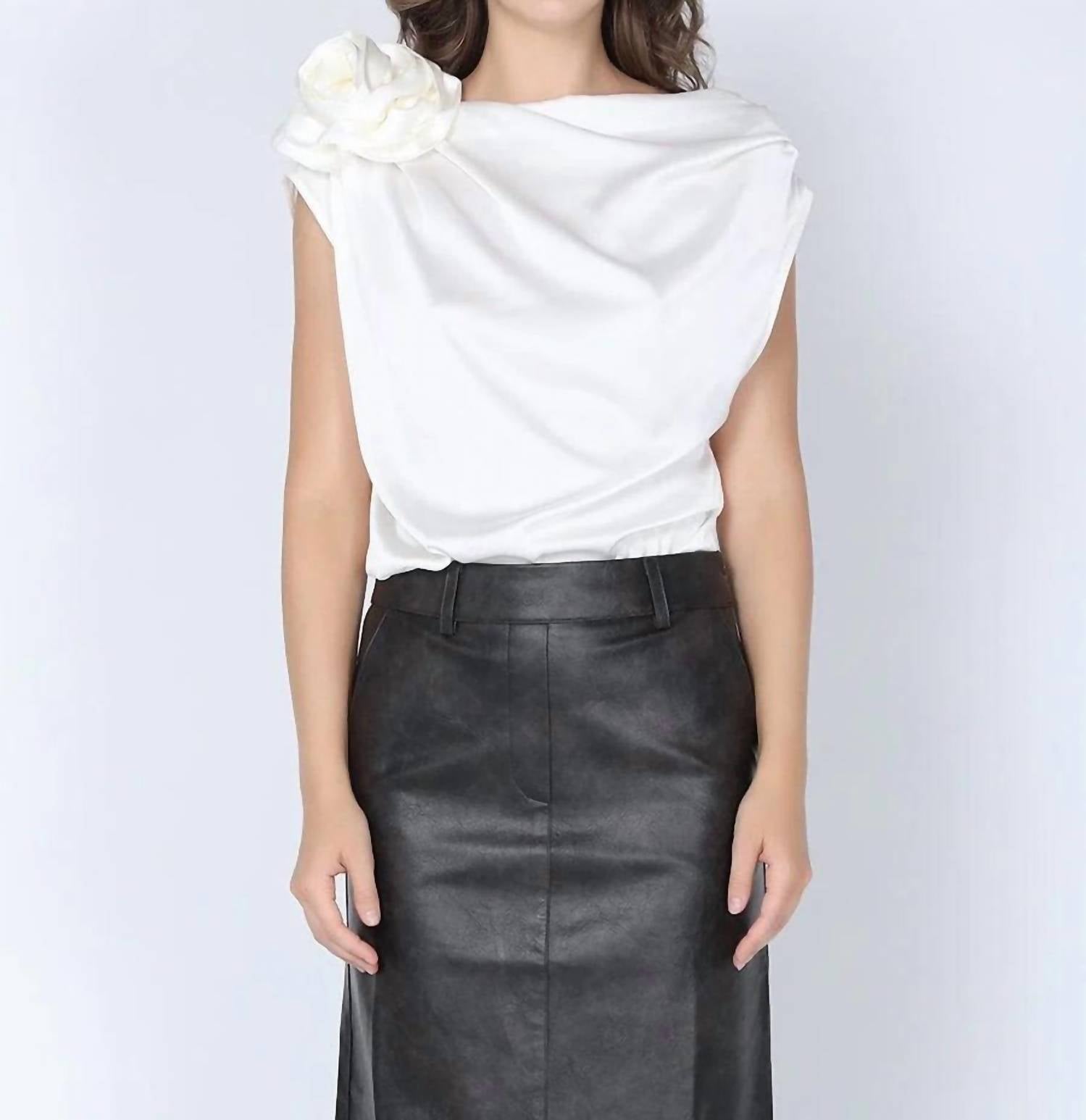 Атласный топ без рукавов с цветочной аппликацией на одно плечо, белый цвет Gracia
Атласный топ без рукавов с цветочной аппликацией на одно плечо, белый цвет Gracia