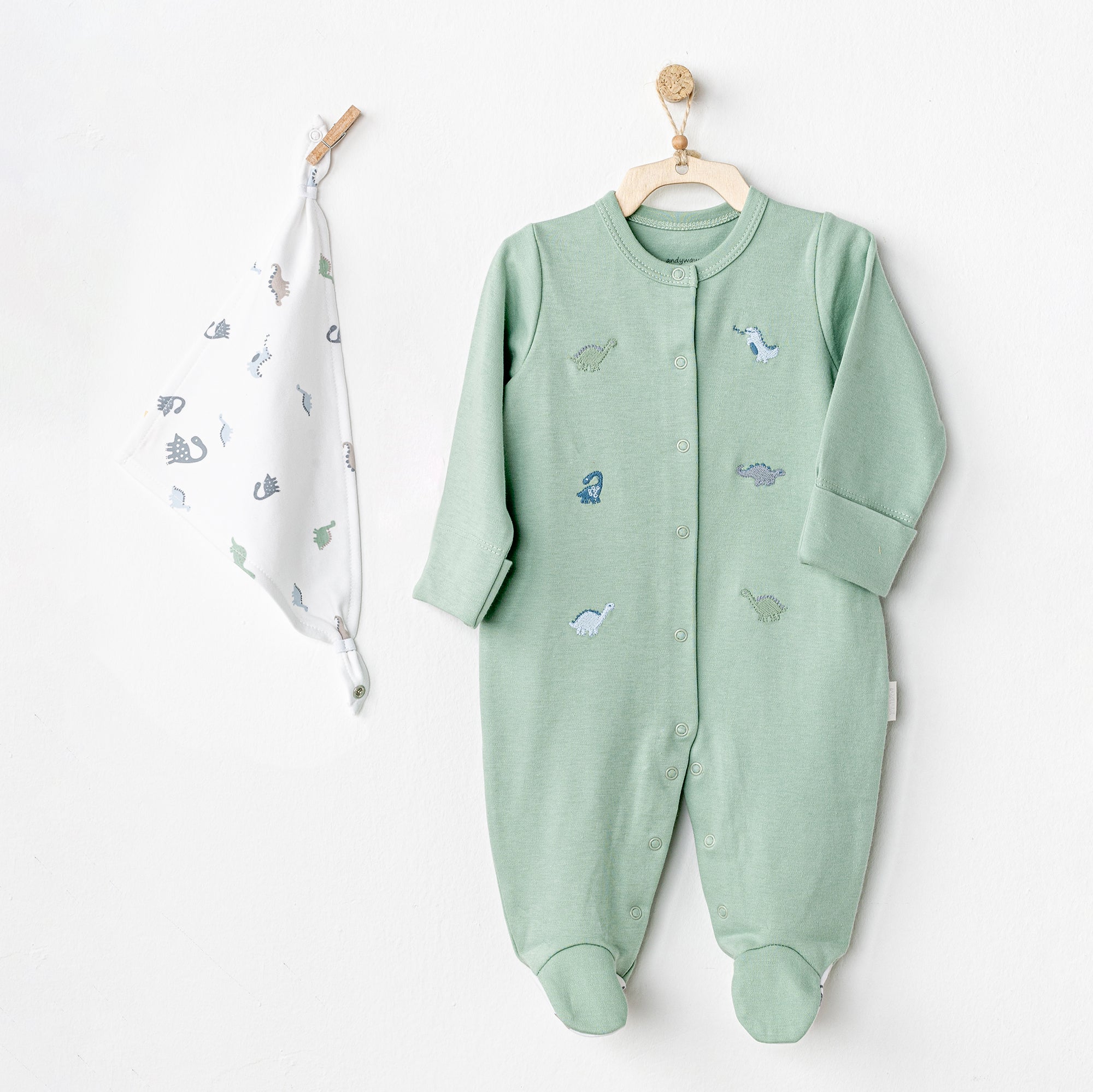 Зеленый комбинезон с принтом динозавра и слюнявчик Andy Wawa
Зеленый комбинезон с принтом динозавра и слюнявчик Andy Wawa