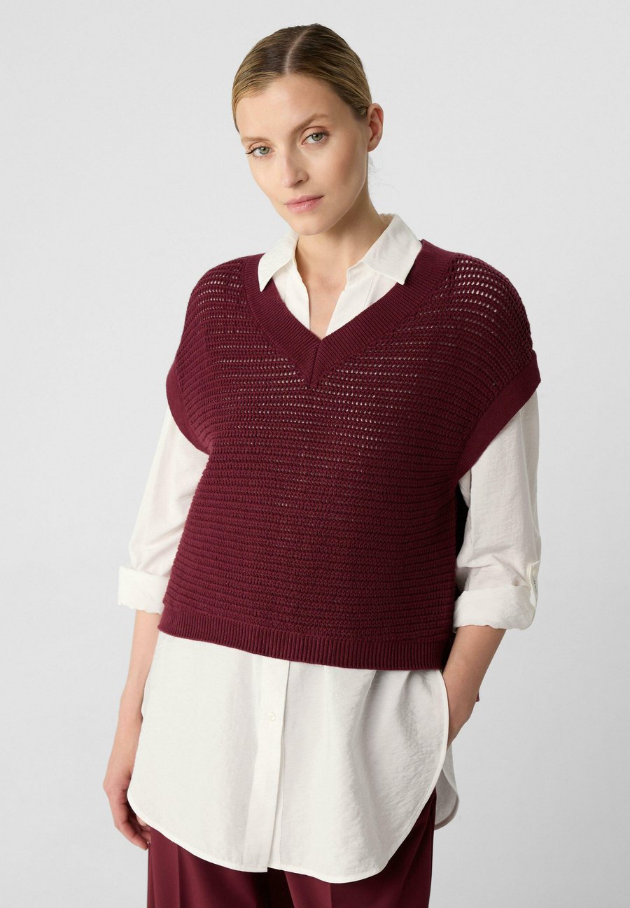 Джемпер comma casual identity RACCOURCI AVEC FENTE DANS LE DOS, Bordeaux
Джемпер comma casual identity RACCOURCI AVEC FENTE DANS LE DOS, Bordeaux