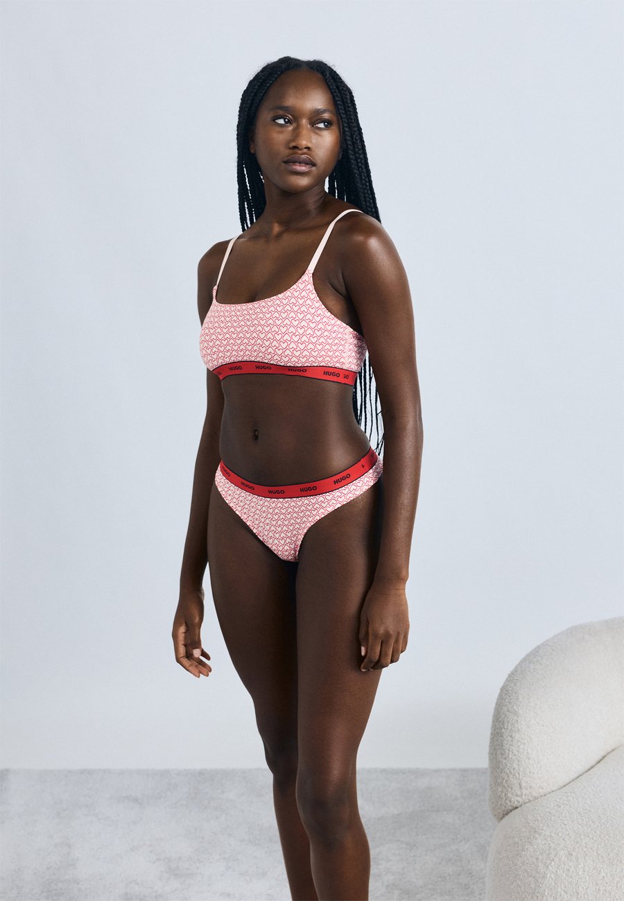 Бюстье HUGO TWIN BRALETTE DESIGN 2 PACK, Open Pink/Light Pink
Бюстье HUGO TWIN BRALETTE DESIGN 2 PACK, Open Pink/Light Pink