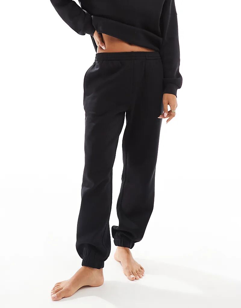 Спортивные брюки свободного кроя с манжетами Vero Moda черного цвета
Спортивные брюки свободного кроя с манжетами Vero Moda черного цвета