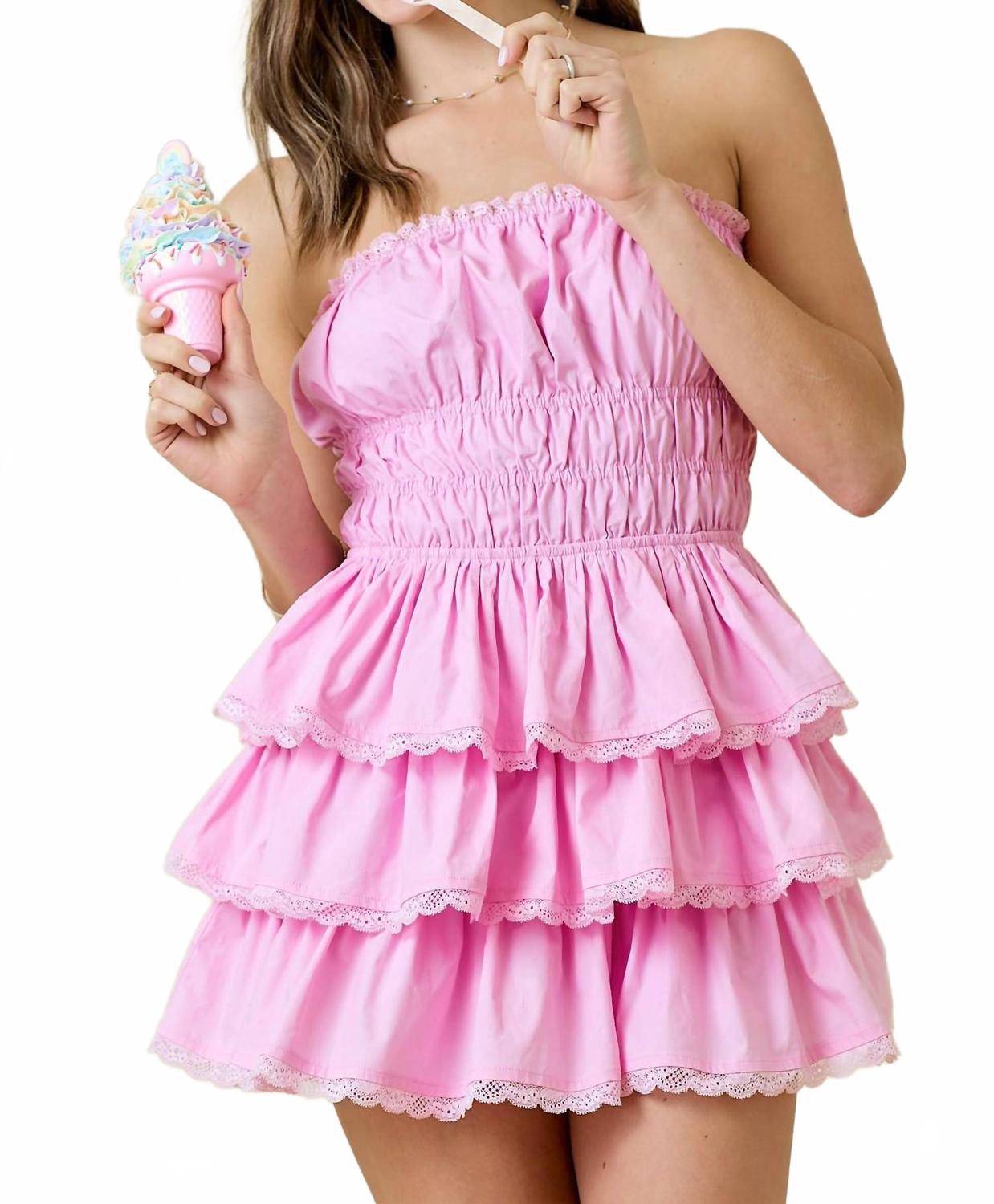 Мини-платье без бретелей с ярусами и кружевной отделкой в розовом цвете Day + moon
Мини-платье без бретелей с ярусами и кружевной отделкой в розовом цвете Day + moon