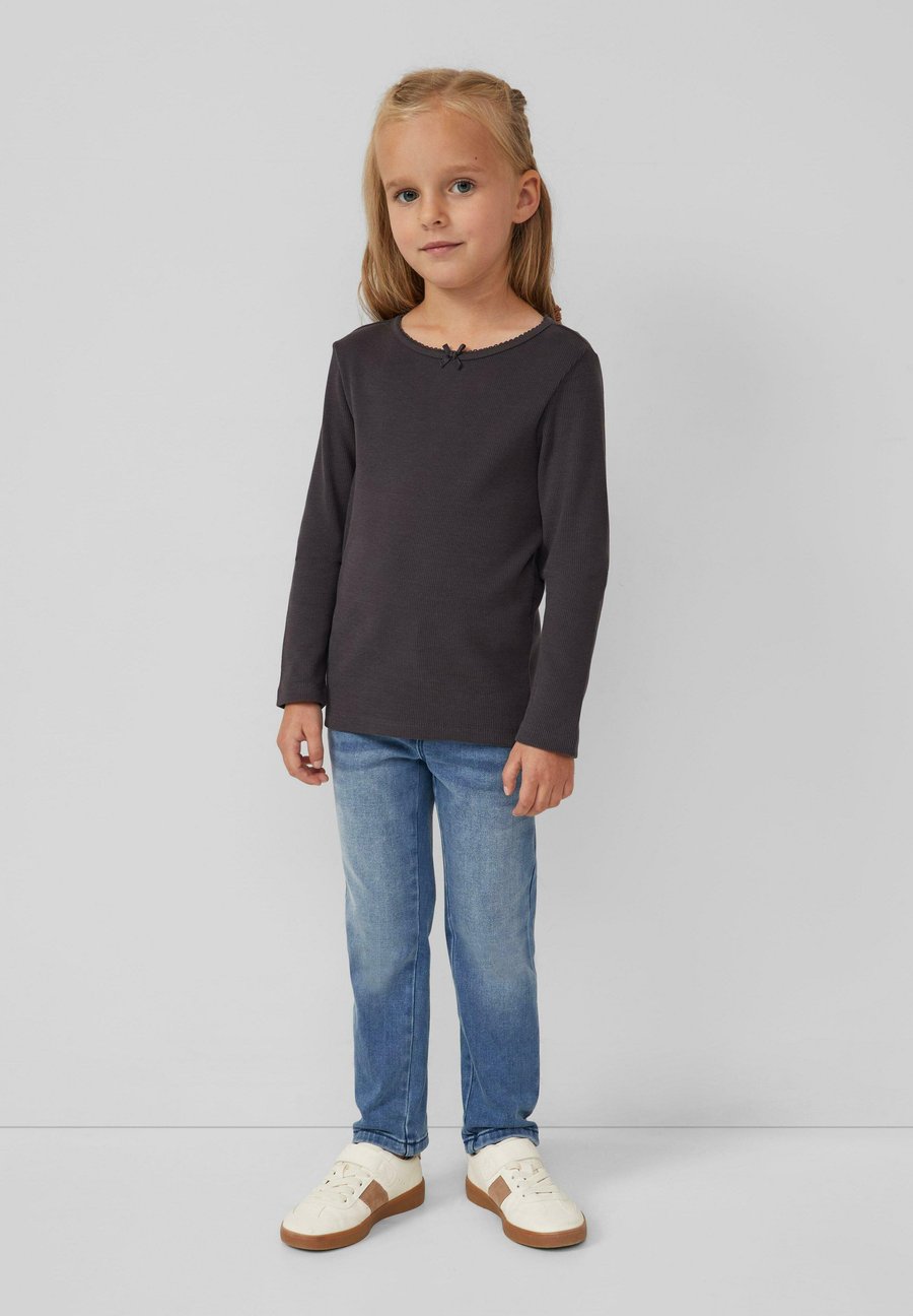 Топ s.Oliver AVEC DÉTAIL DE NŒUD, Dunkelgrau/Grey
Топ s.Oliver AVEC DÉTAIL DE NŒUD, Dunkelgrau/Grey