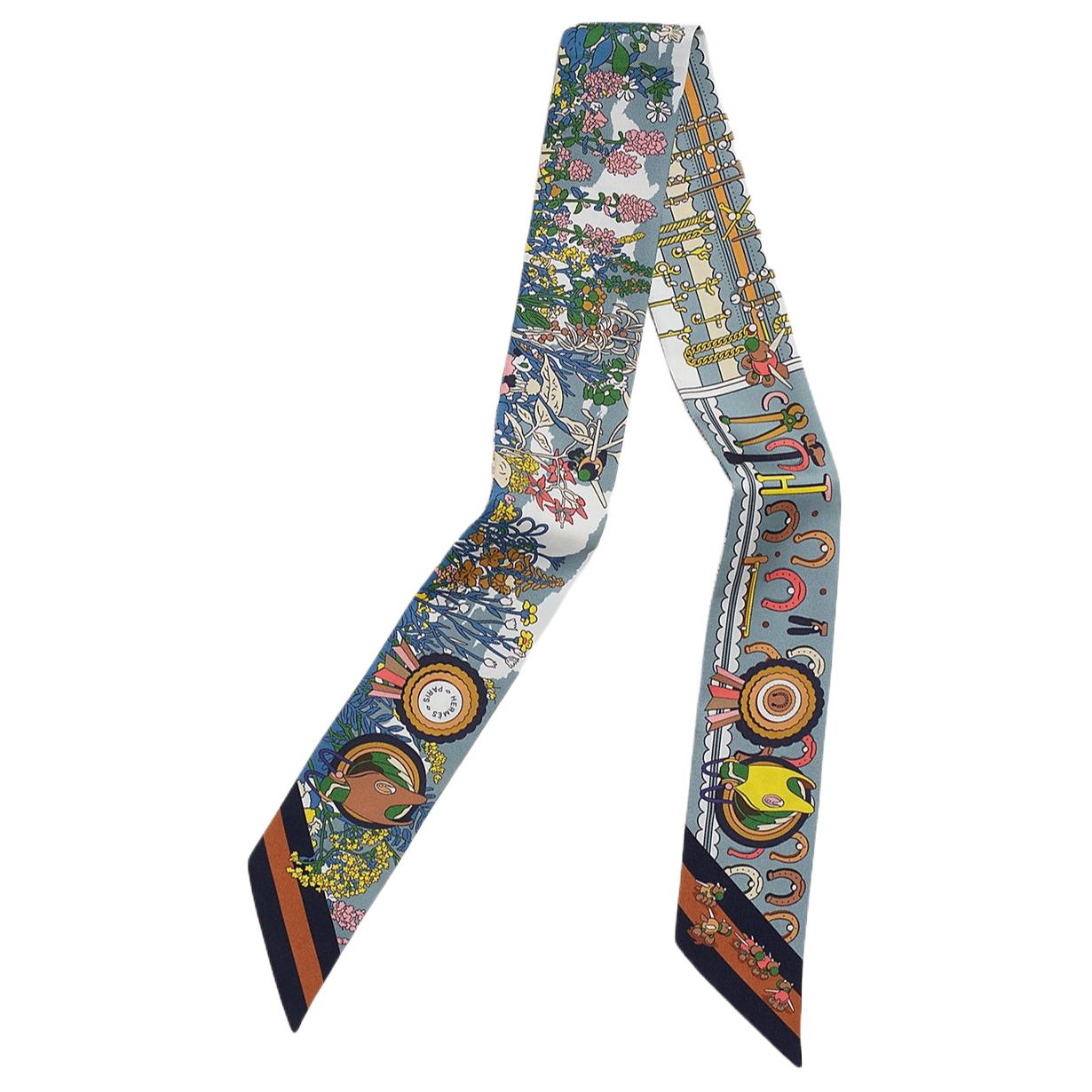 HERMES Шёлковый шарф, Blueberry Rose
HERMES Шёлковый шарф, Blueberry Rose