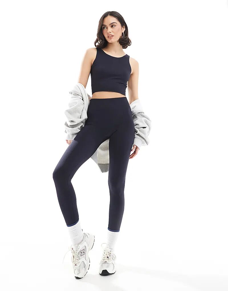 бесшовные леггинсы в комплекте темно-синего цвета 
бесшовные леггинсы в комплекте темно-синего цвета