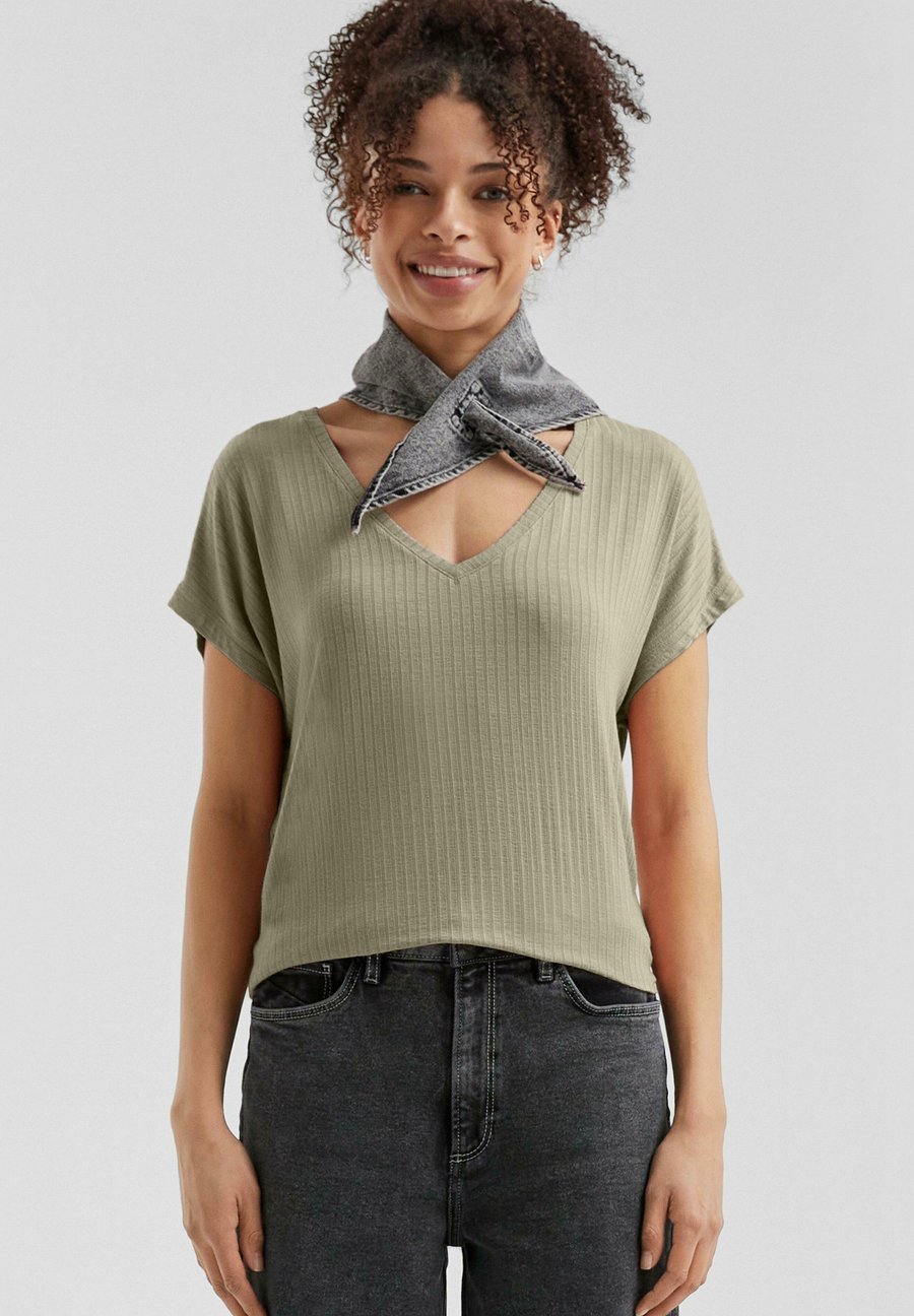 Футболка QS FLIESSENDES MIT STRUKTUR, Helles Olivgrün/Dark Green, Зеленый, Футболка QS FLIESSENDES MIT STRUKTUR, Helles Olivgrün/Dark Green
Футболка QS FLIESSENDES MIT STRUKTUR, Helles Olivgrün/Dark Green, Зеленый, Футболка QS FLIESSENDES MIT STRUKTUR, Helles Olivgrün/Dark Green