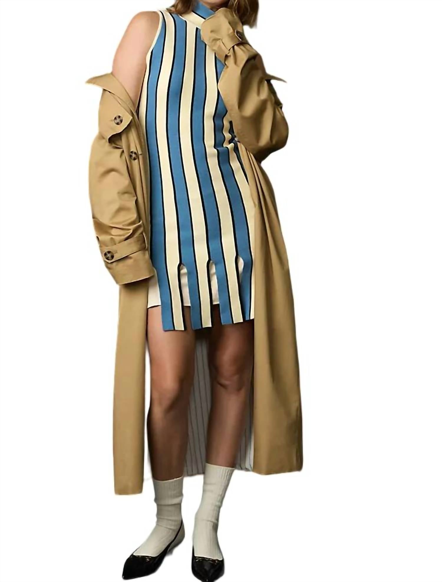 Мини-платье без рукавов с воротником-стойкой синего цвета EVA FRANCO
Мини-платье без рукавов с воротником-стойкой синего цвета EVA FRANCO