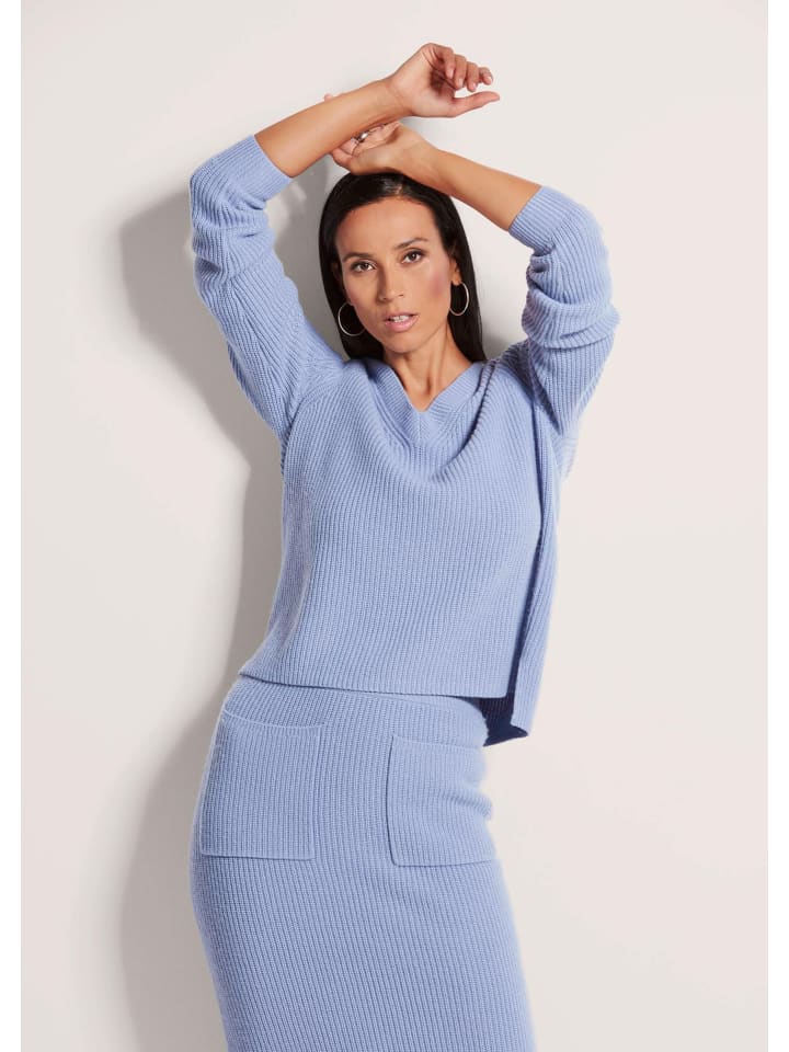 MADELEINE Вязаный свитер с длинными рукавами и V-образным вырезом дымчато-синего цвета
MADELEINE Вязаный свитер с длинными рукавами и V-образным вырезом дымчато-синего цвета